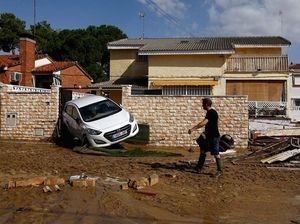 Banjir Valencia: Infrastruktur Rusak-Transportasi Disetop, Turis Tak Berkutik