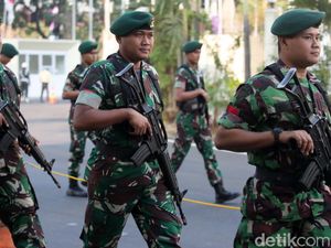 Prajurut TNI Bawa Senjata Laras Panjang Amankan KTT ASEAN