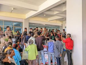 Viral, Ratusan Orang Geruduk Kantor Gubernur NTT