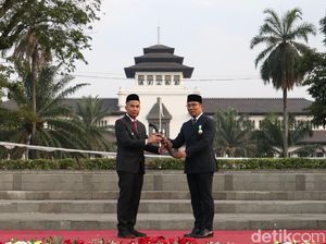 Penyerahan Kujang Pusaka Tandai Pergantian Gubernur Jawa Barat