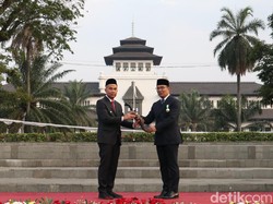 Sertijab Gubernur Jabar, RK Beri Bey Machmudin Kujang Pusaka