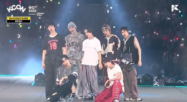 RIIZE sukses mengguncang panggung KCON/Foto: youtube.com/KCON official Foto RIIZE di panggung KCON.
