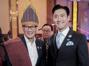 Foto Bareng Choi Siwon, Sandi Bangga Pakai Ulos di ASEAN Business Awards