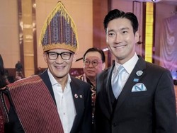 Foto Bareng Choi Siwon, Sandi Bangga Pakai Ulos di ASEAN Business Awards