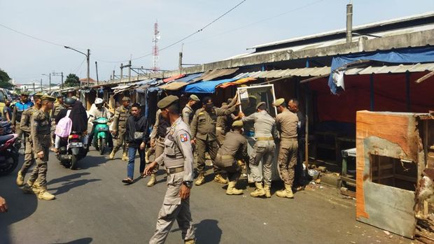 Sejumlah lapak PKL di Jalan Nyi Raja Permas Kota Bogor dibongkar Satpol PP. Lokasi itu akan dibangun jalur pedestrian menuju Alun-alun dan Stasiun Bogor. (dok Istimewa)