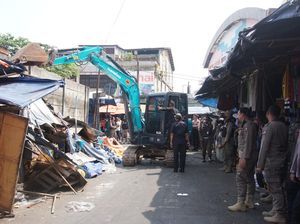 Lapak PKL di Jl Nyi Raja Permas Bogor Dibongkar, Akan Dibangun Trotoar Lapak PKL di Jl Nyi Raja Permas Bogor Dibongkar, Akan Dibangun Trotoar