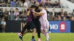 Sigapnya Bodyguard Messi, Tangkap Fans yang Terobos Lapangan