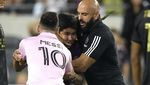 Sigapnya Bodyguard Messi, Tangkap Fans yang Terobos Lapangan