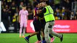 Sigapnya Bodyguard Messi, Tangkap Fans yang Terobos Lapangan