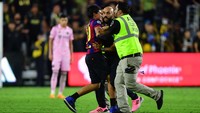Chueko bahkan berhasil menangkap si penerobos lapangan sebelum petugas lapangan datang. Dia kemudian menyerahkan fans tersebut kepada steward untuk dibawa keluar lapangan. (Gary A. Vasquez-USA TODAY Sports via REUTERS)  