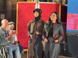 Mantab! Busana Karya 2 Siswa SMK Ini Unjuk Gigi di Fashion Week Bergengsi di Paris