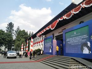 Karpet Merah Membentang Antarkan Ridwan Kamil Tinggalkan Gedung Sate