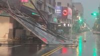 Taiwan Diamuk Topan Haikui, Putus Pasokan Listrik Ribuan Rumah