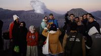 Semringah Wisatawan Nikmati Keindahan Bromo