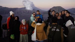 Semringah Wisatawan Nikmati Keindahan Bromo