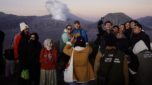 Semringah Wisatawan Nikmati Keindahan Bromo