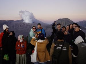 Semringah Wisatawan Nikmati Keindahan Bromo Semringah Wisatawan Nikmati Keindahan Bromo