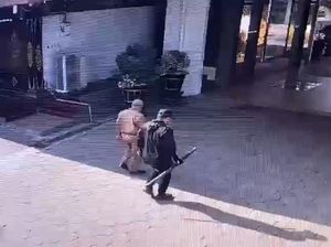 Ending Pria Terekam CCTV Bawa Pedang Samurai ke Kantor Bupati Sukoharjo Ending Pria Terekam CCTV Bawa Pedang Samurai ke Kantor Bupati Sukoharjo