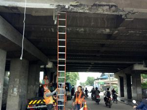 Kening Pengendara Bocor gegara Tertimpa Runtuhan Material Jalan Tol Medan