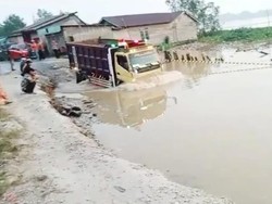 Dear Pak Gubernur! Jalan Lintas Inhu-Inhil Amblas Bikin Akses Tersendat Nih