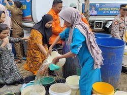 Dilanda Kekeringan, Warga di Lebak Serbu Truk Tangki Bantuan Air Bersih