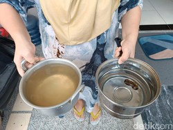 Warga Karangpilang Surabaya Ngungsi Mandi di SPBU gegara Air PDAM Keruh