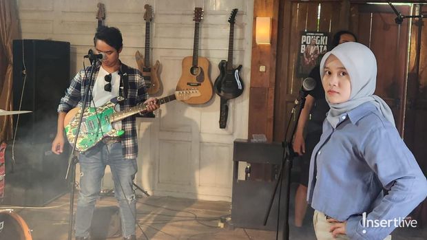 Nyaman usai setahun lebih menjadi penyanyi solo, Alma Thania kini digaet menjadi vokalis band Dodit Mulyanto, D'Syndrome.