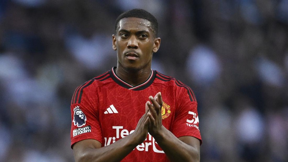 Anthony Martial absen sampai April. (Foto: REUTERS/TONY OBRIEN)