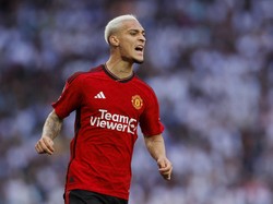 MU Izinkan Antony Berlatih Lagi