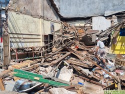 Pemilik Toko Onderdil Ambruk Marah, Kontraktor Asal Rubuhkan Sisa Bangunan