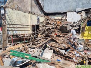 Pemilik Toko Onderdil Ambruk Marah, Kontraktor Asal Rubuhkan Sisa Bangunan Pemilik Toko Onderdil Ambruk Marah, Kontraktor Asal Rubuhkan Sisa Bangunan