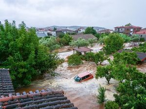 Banjir Dahsyat Terjang Yunani, 1 Orang Tewas Tertimpa Tembok Roboh Banjir Dahsyat Terjang Yunani, 1 Orang Tewas Tertimpa Tembok Roboh