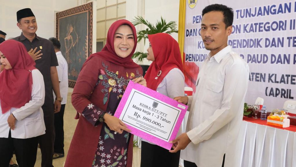 2.147 Guru-Tenaga Honorer Terima Tunjangan Kesejahteraan dari Pemkab Klaten 2.147 Guru-Tenaga Honorer Terima Tunjangan Kesejahteraan dari Pemkab Klaten