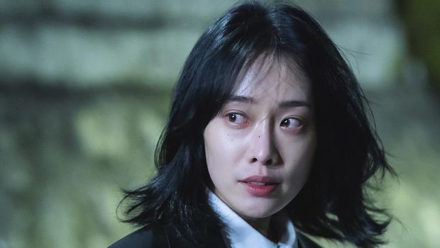 Kim Hieora sebagai Boss Yong dalam drama Bad and Crazy. (tvN)
