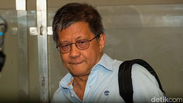 Ekspresi Rocky Gerung Penuhi Panggilan Bareskrim soal Dugaan Hina Jokowi