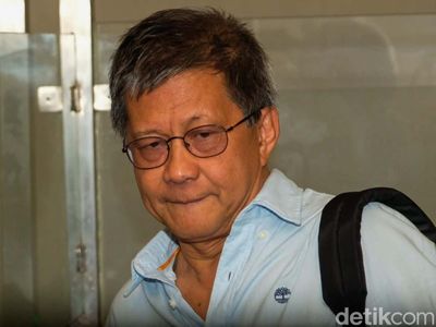 Ekspresi Rocky Gerung Penuhi Panggilan Bareskrim soal Dugaan Hina Jokowi