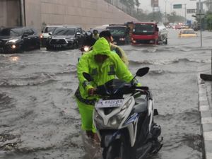Hujan Deras di Pekanbaru Rendam Jalan Protokol-Bikin Motor Mogok