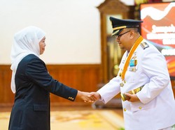 Bupati Probolinggo Dilantik untuk Sisa Jabatan 18 Hari, Ini Pesan Khofifah