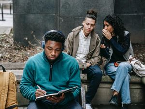 55 Contoh Pantun Menyindir Teman-Musuh, Biar Kena Mental!