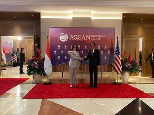 Jokowi Bertemu Wapres AS di Sela KTT ASEAN, Sampaikan Duka Karhutla Hawaii