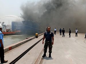 Kapal Feri di Merak Terbakar, Penumpang Dievakuasi Kapal Feri di Merak Terbakar, Penumpang Dievakuasi
