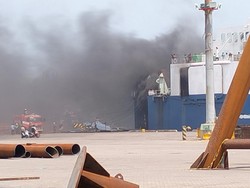 Momen Kepanikan Penumpang Kapal Terbakar di Pelabuhan Merak