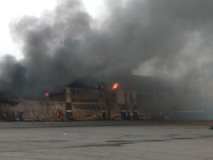 Sopir Truk Ceritakan Awal Mula Api Bakar Kapal Feri di Merak