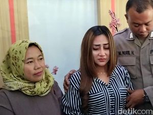 Terisak, Seleb TikTok yang Ngamuk ke Siswi Magang Minta Maaf Terisak, Seleb TikTok yang Ngamuk ke Siswi Magang Minta Maaf