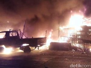 Gudang Toko Bangunan dan 2 Pikap di Kota Probolinggo Ludes Terbakar Gudang Toko Bangunan dan 2 Pikap di Kota Probolinggo Ludes Terbakar