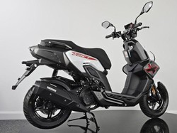 Keeway Fact X Resmi Meluncur, Skutik Petualang Bergaya Radikal