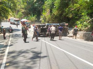 Brak! Truk Bermuatan Batu Terguling di Tanjakan Selo Kokap Kulon Progo