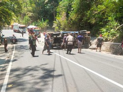 Brak! Truk Bermuatan Batu Terguling di Tanjakan Selo Kokap Kulon Progo