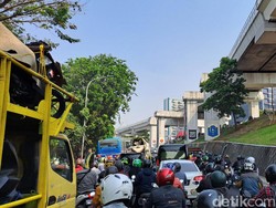 Jalan MT Haryono Arah Pancoran Macet Parah Sejak Cawang