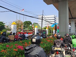 Macet Parah di Jalan MT Haryono, Pemotor Ramai-ramai Lewat Trotoar